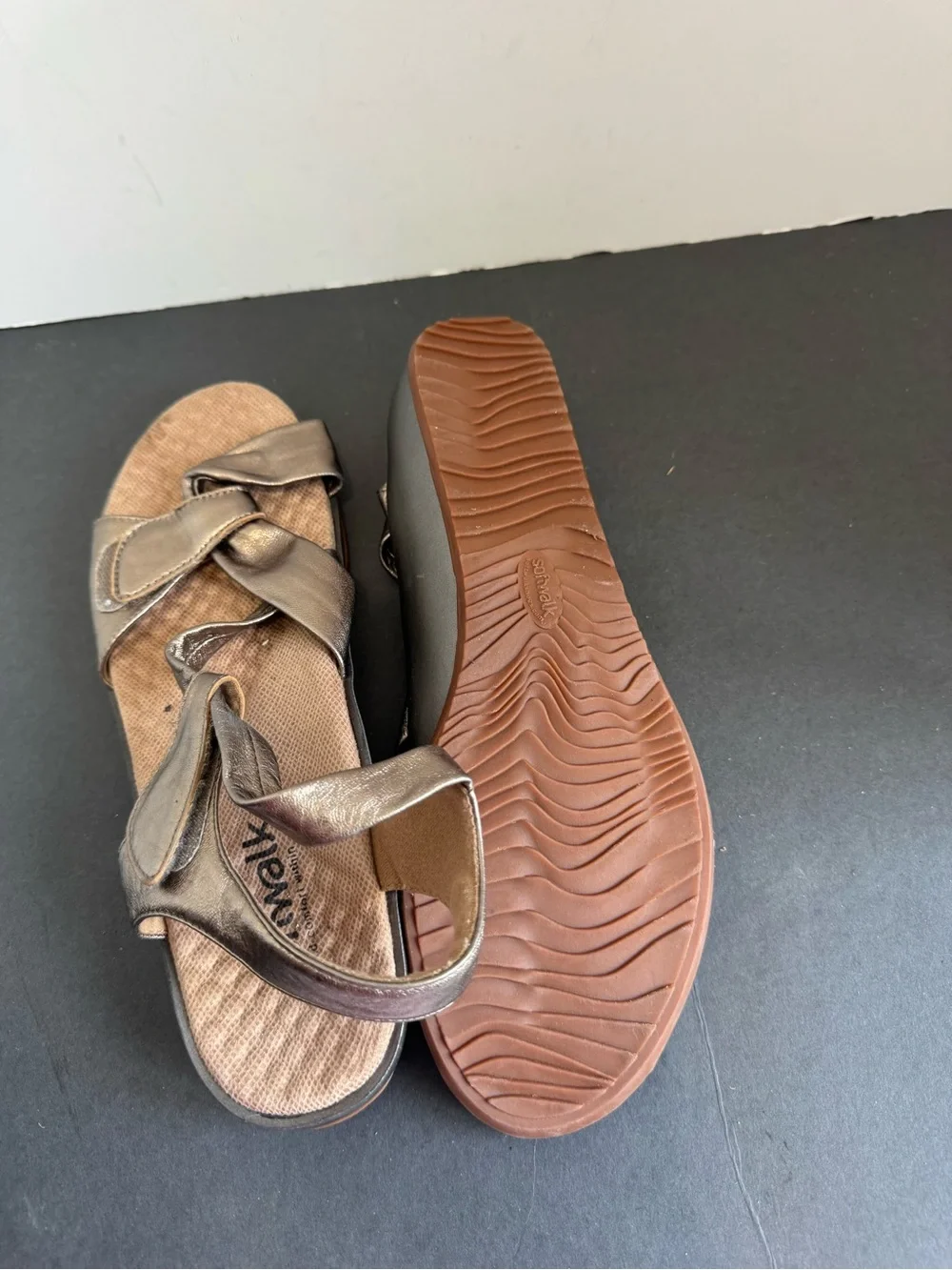 SoftWalk women's Del Rey leather sandals. Size 11M